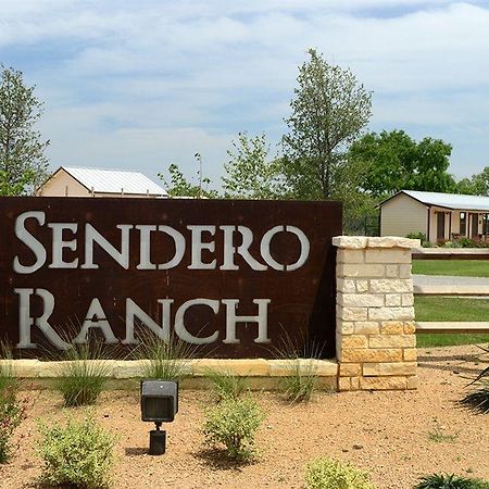 Отель Sendero Ranch Pearsall Экстерьер фото